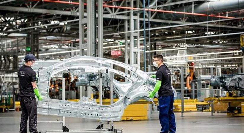 Közel felére esett a Mercedes-Benz hazai nyeresége