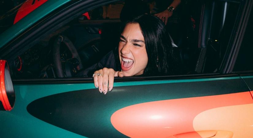 Villantott Dua Lipa, képeken az egyedi újdonság
