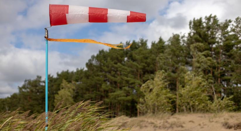 Felszaggatta a víztorony tetejét a viharos szél, figyelmeztetik a lakosságot – fotóval