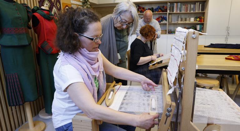 Karrierváltás, életközepi válság, de terápia is állhat a bútorfestés vagy a szőnyegszövés mögött