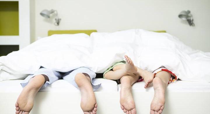 Kisiskolás a gyermek, de még a szülőkkel alszik? Baj lehet belőle, ha így csináljátok