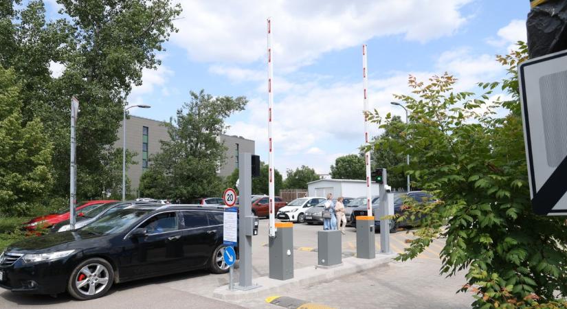 Mennyi? Felháborodást keltett a klinikánál tervezett parkolási rendszer