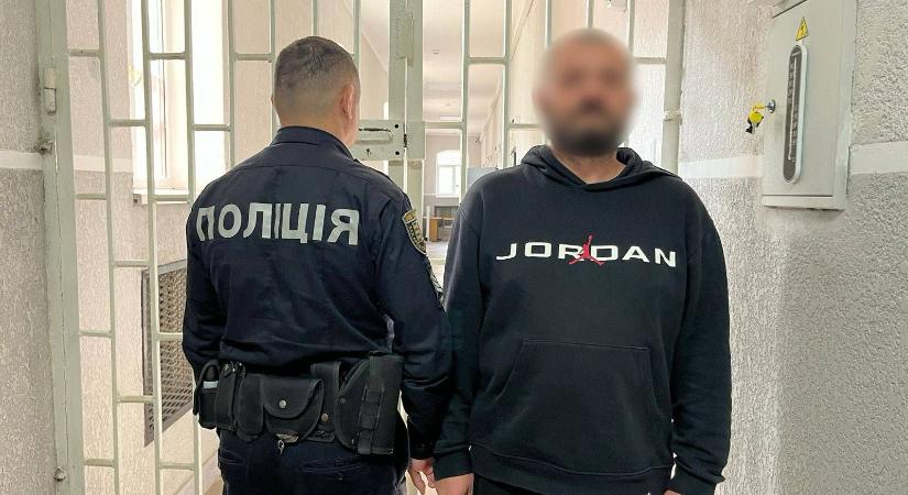 Munkácson egy férfi mellkason szúrta saját fiát
