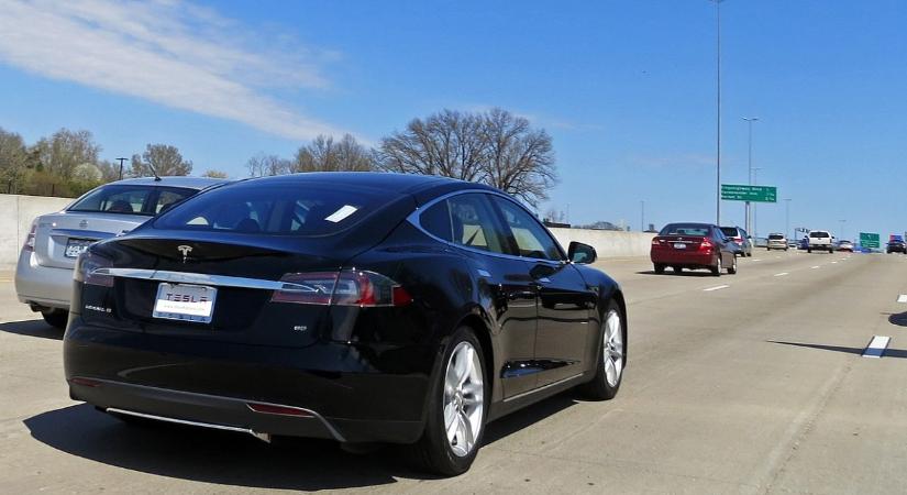 Tesztelték a Waymo és a Tesla önvezető képességeit – egy kritikus hiba döntötte el a versenyt