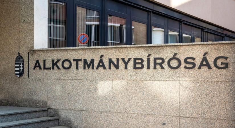 Gyermekvédelem: egyetlen mondatot töröltek a törvényből