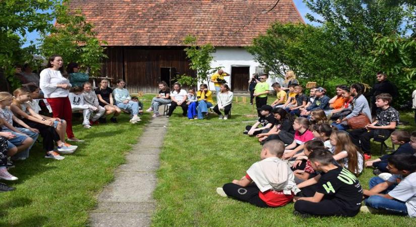 Évadzáró pünkösdölés a Nagyberegi Tájházban - Lángnyelv, galamb, zöldág és pünkösdi rózsa