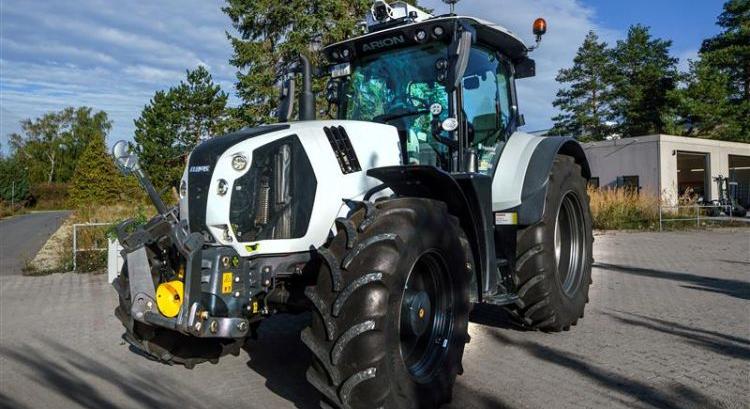Távolból irányított traktor veszélyes körülmények közé