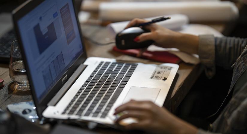 Mi történik, ha valaki nem adja vissza a kormánytól kapott ingyen laptopot?