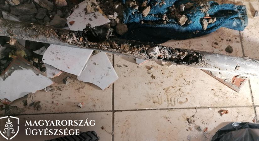 Kibontotta a falat és bűzös folyadékot juttatott a szomszédja fürdőszobájába