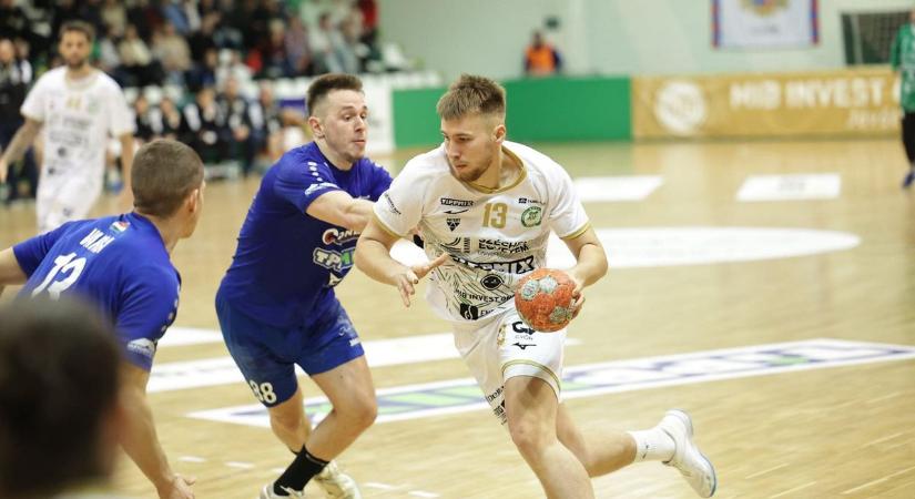 Kölcsönben folytatja a balátlövő