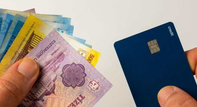 Nézd meg a pénztárcád, mert fontos változás: több bank is lecseréli a bankkártyáit!