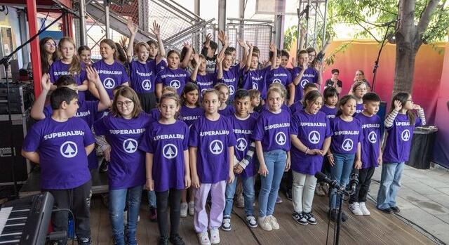 Superalbum címmel készít dalokat egy gyerekkórus és 10 magyar sztárzenekar