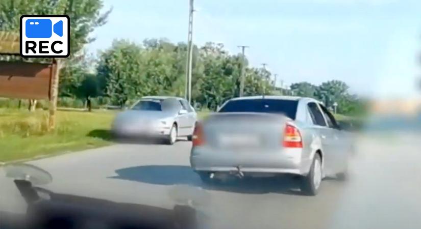 Videó az őrült hajszáról – bódult állapotban, rendőrök elől menekült, majd buszmegállóba csapódott