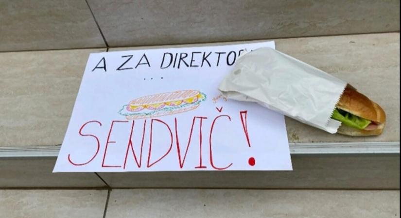A szenttamási tanárok felmondást kaptak, az igazgató egy szendvicset