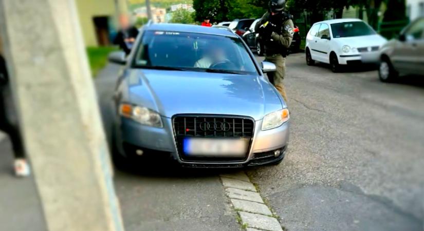Ugrott az Audi, a műszaki cikkek és a pénz: hihetetlen videó a nő és a 3 férfi elfogásáról - Fotók