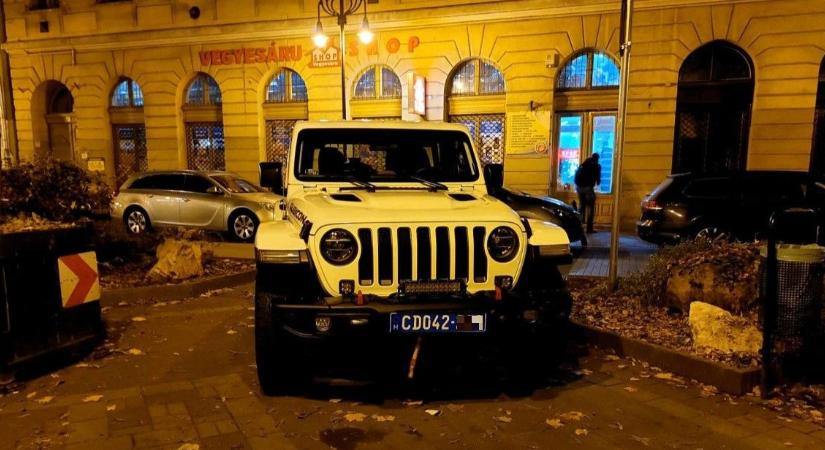 Megszüntette az eljárást a szabálytalanul parkoló diplomatarendszámos jeep ügyében a rendőrség