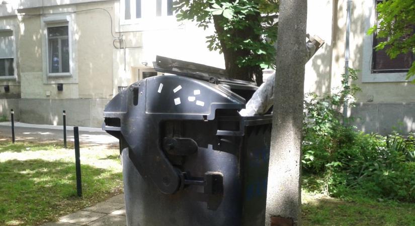 Balhé: Kiakadtak a társasház lakói a pécsi kukások miatt