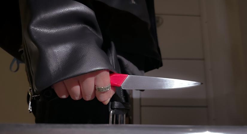 Újabb üzletben rántott kést egy tolvaj egy őrre, miután az csokilopáson kapta