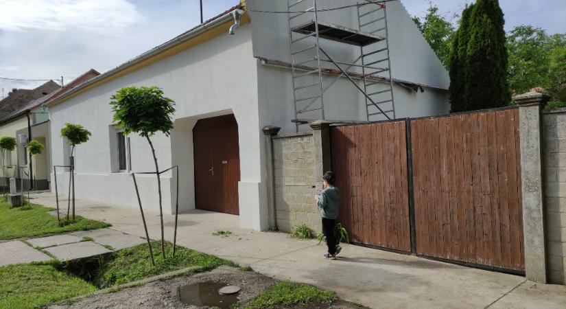 Az unitárius és az adventista egyházat is segíti a város