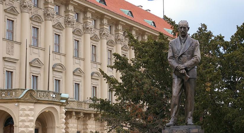Magyarázó táblát kérnek Edvard Beneš prágai szobrához