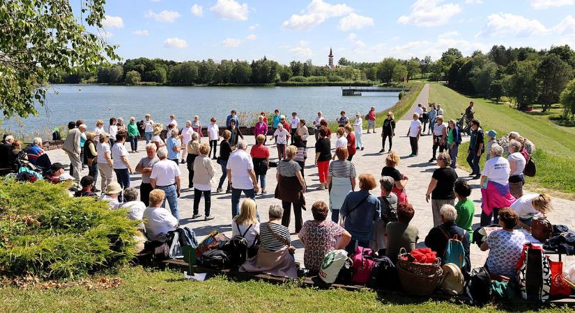 Idősek, de nem lassítanak! – Panorámás túrával indult a programsorozat