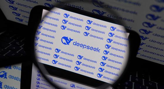 Megszorongatja a ChatGPT-t a DeepSeek frissített MI-je, de a cenzúra terén is szintet lépett
