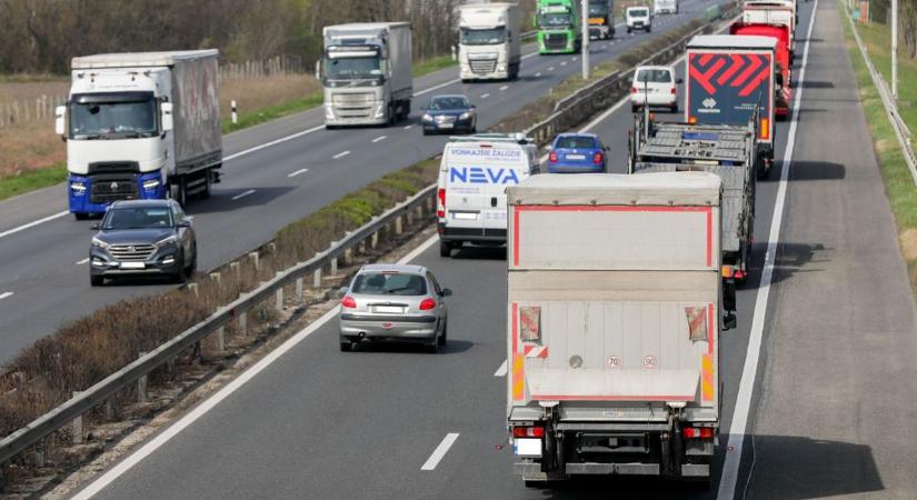 Kezdődik az őrület! Az M3-ason már délelőtt kígyózik a kocsisor