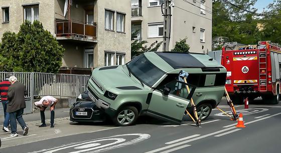 Fotók: Megmászott egy Land Rover egy Audit a Sasadi úton