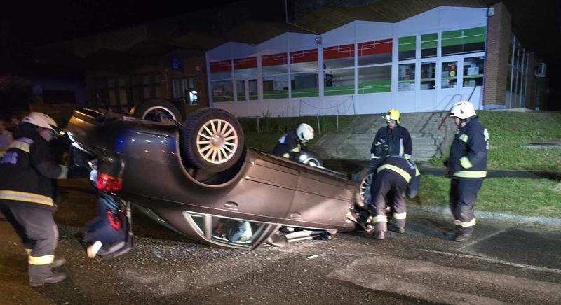 Fejtetőre állt egy autó Segesden