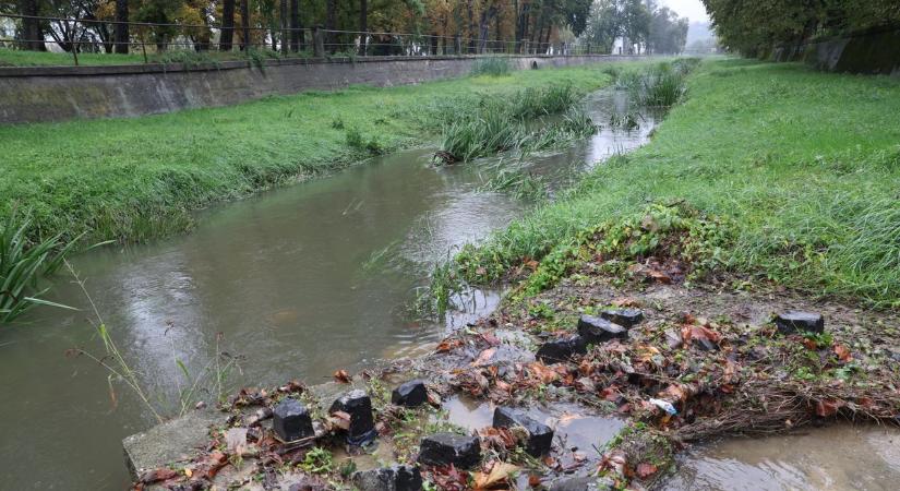 Olajszerű szennyezés került a Kaposba – veszélyes anyag miatt rendeltek el készültséget