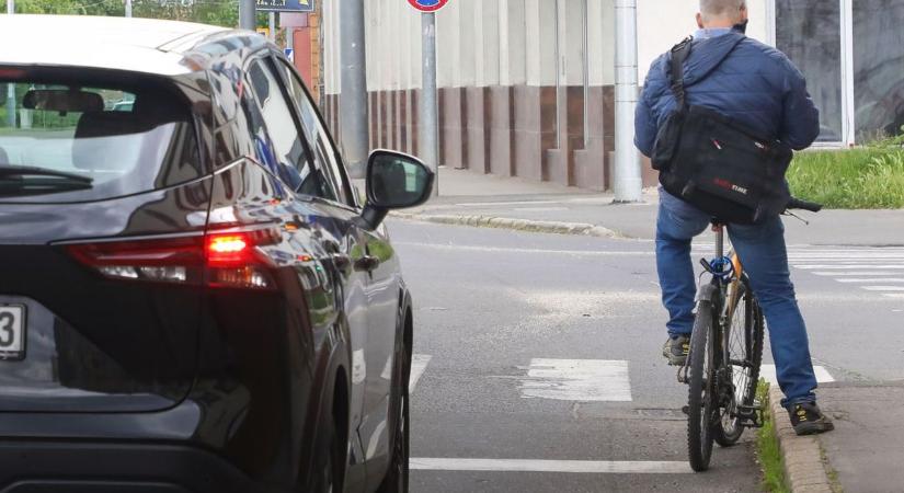 Komoly büntetés jár a telefonozásért biciklizés közben, ekkora csekket kaphatsz, ha nem vagy észnél!