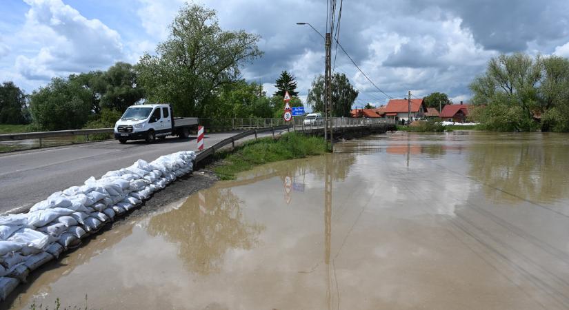Nemcsak Parajdon van nagy baj Erdélyben, erősítést kért a katasztrófavédelem