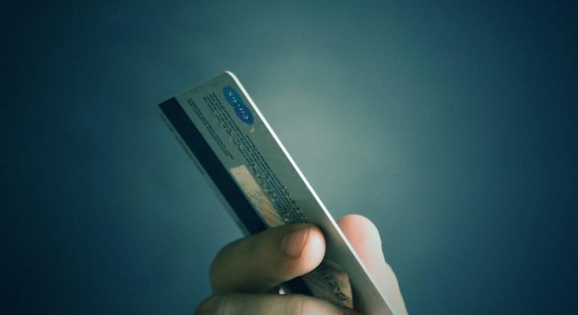 Totális bankkártyacserét rendelt el egy hazai nagybank
