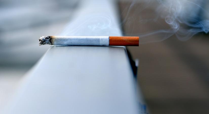 Ezeken a helyeken egy hónap múlva már tilos lesz a dohányzás
