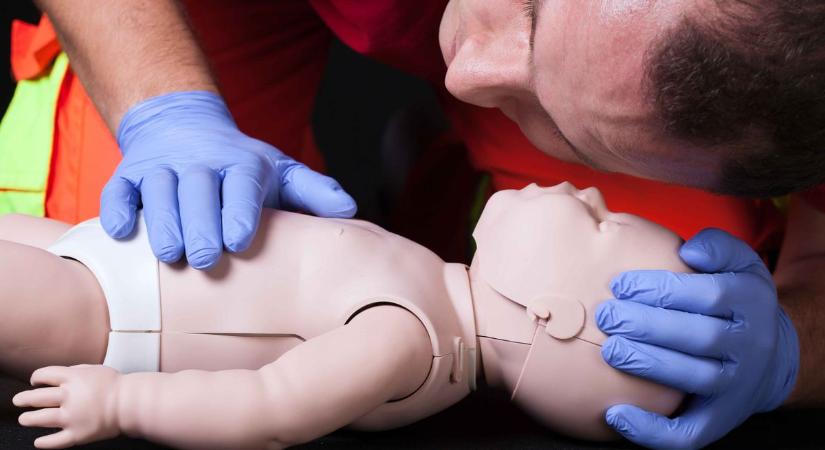 Életmentő ismereteket szerezhetnek a kisbabás szülők ezen az elsősegély-tanfolyamon