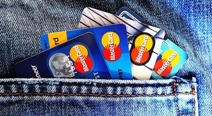 Fontos változás - Két bank is lecseréli a kártyákat