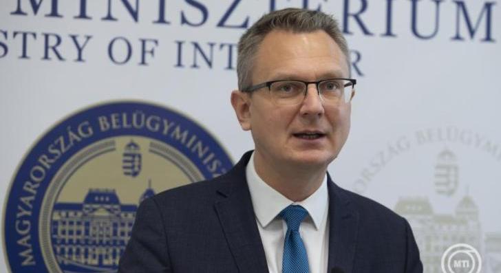 Rétvári Bence: pedagógusnak lenni olyan hivatás, amelyhez türelem és szív kell