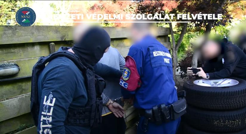 Bemutatta a rendőrség, hogyan fogták el a lányokat futtató javítóintézeti igazgatót