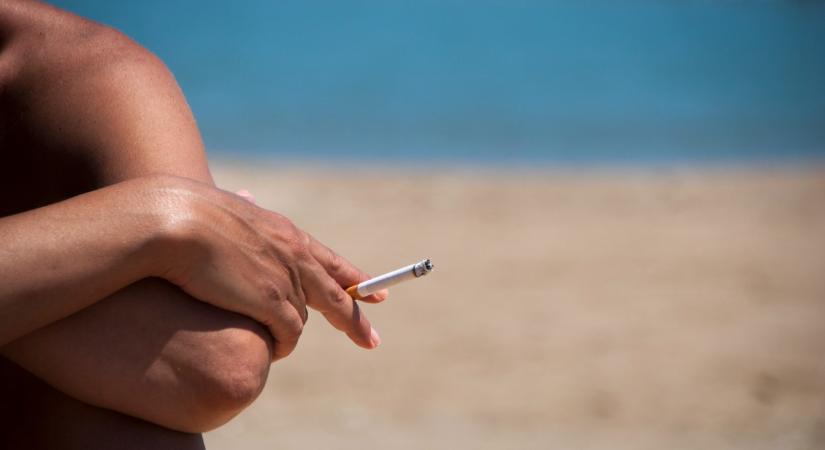 Betiltják a dohányzást parkokban, a strandokon: ennek sokan nem fognak örülni