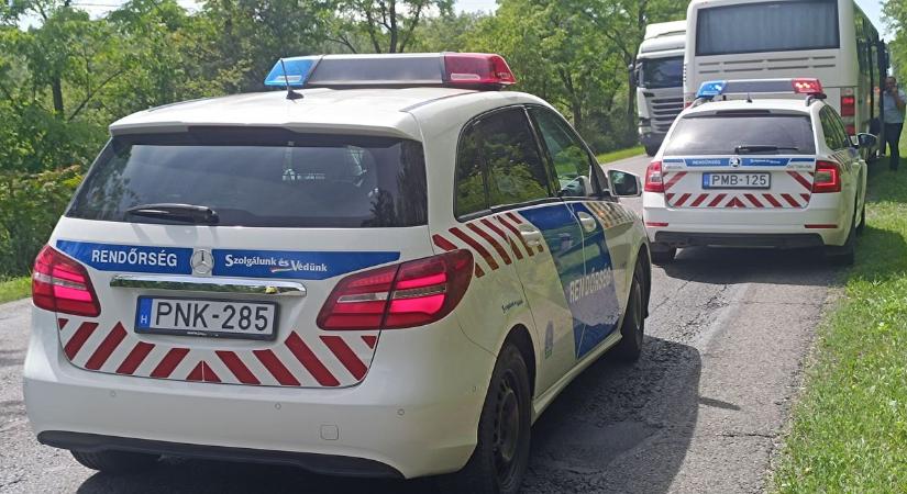 Furgonba csapódott egy menetrend szerint közlekedő Volánbusz, riasztották a mentőket is – galériával