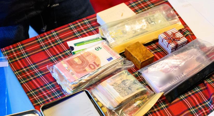 120 millió forint készpénzt találtak a Fidesz által kitüntetett javítóintézeti igazgatónál, akit letartóztattak emberkereskedelemért