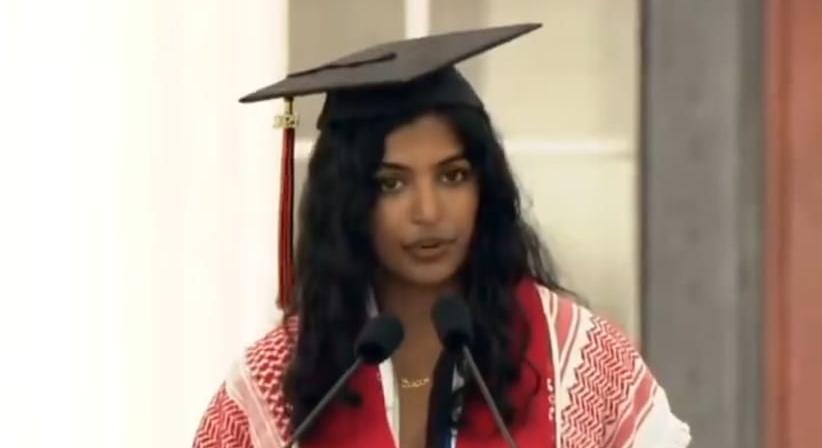 Az új trend: palesztin keffije az elit egyetemi diplomaosztón