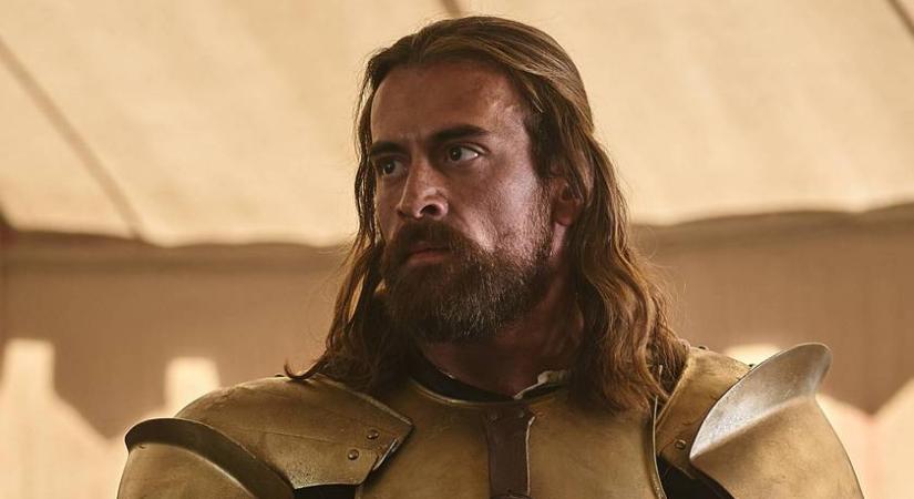 A Hunyadi főszereplője rövidebbre vágatta hosszú haját: mint egy hollywoodi szívtipró, úgy néz ki Kádár L. Gellért