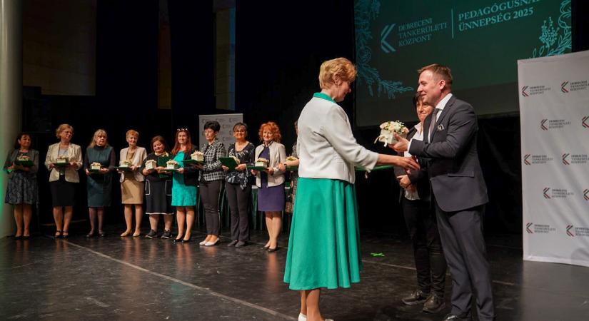 Pedagógusok munkáját ismerték el Debrecenben