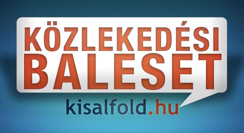 Kerítésnek csapódott egy kisbusz Kapuváron karambol miatt