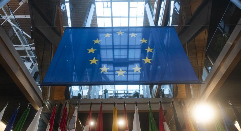 Eurobarométer: A magyarok előbb adnának fegyvert Ukrajnának, mint tagjelöltséget az EU-ban