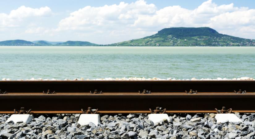 Gőzerővel készül a MÁV-csoport a hétvégén a Balaton felé indulókra