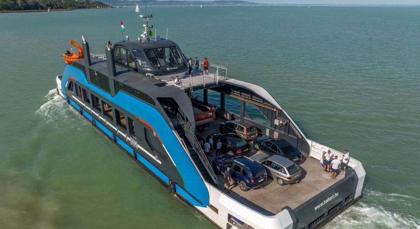 Itt a nyár – késő estig közlekednek a kompok a Balatonon