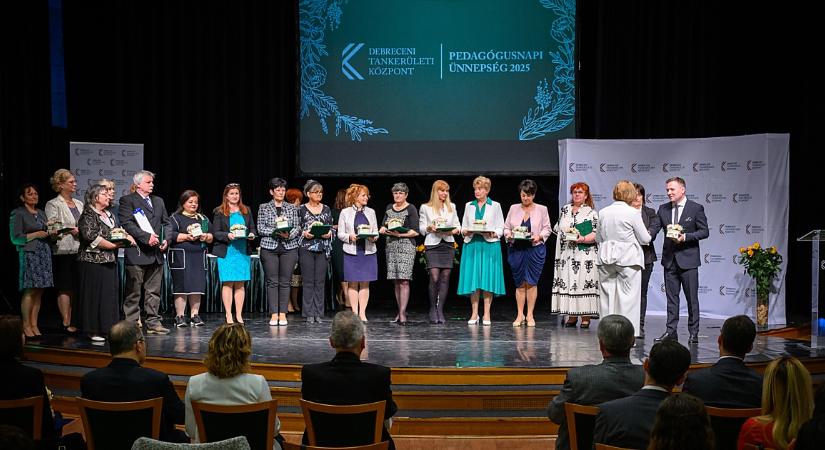 31 kiváló pedagógus munkáját ismerték el pedagógusnap alkalmából Debrecenben – fotókkal