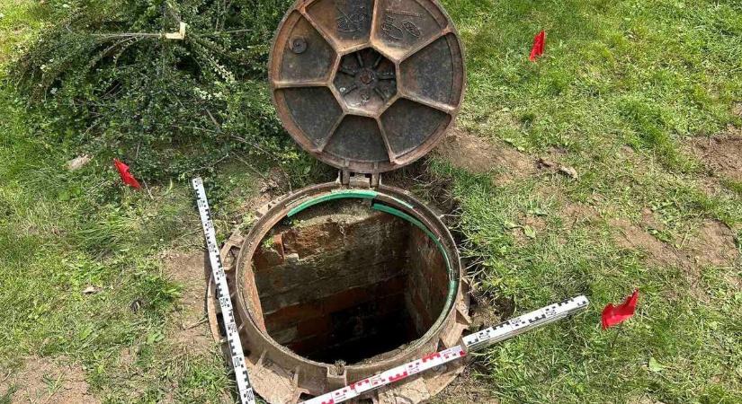 Elképesztő történet: emésztőgödörbe esett két fiatalember a Dunántúlon, hős rendőr mentette ki őket